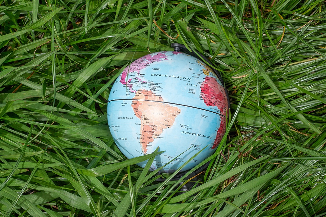 Globo da terra na grama verde mostrando África dia da terra