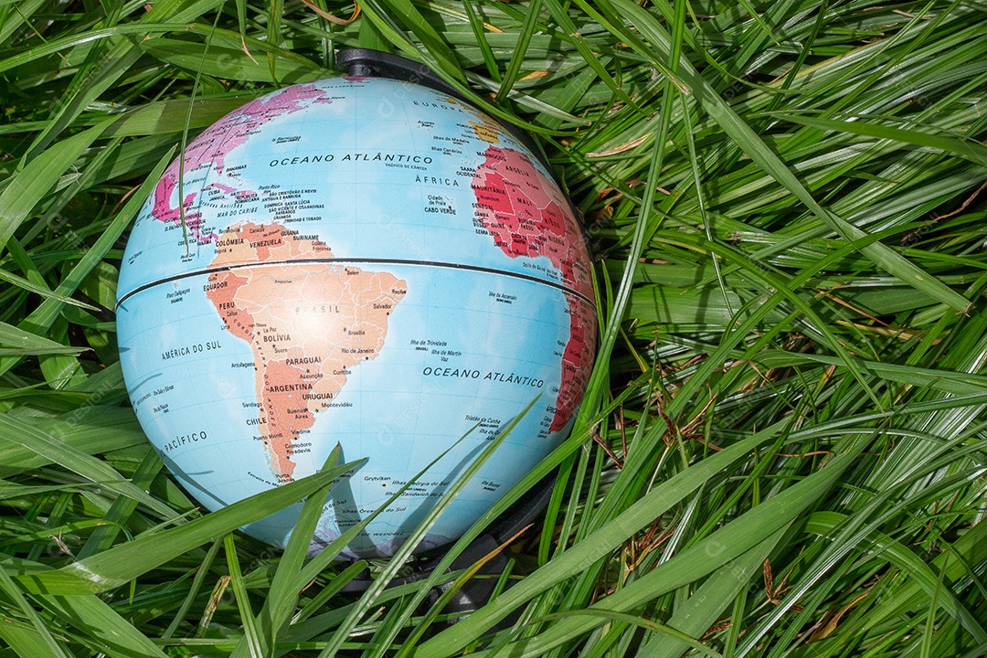Globo da terra na grama verde mostrando África dia da terra