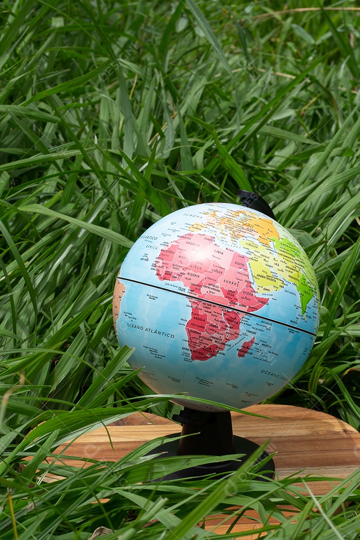 Globo da terra na grama verde mostrando África dia da terra