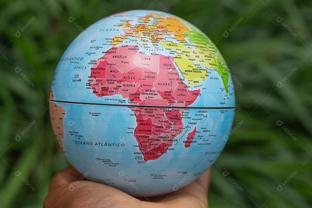 Globo da terra na grama verde mostrando África dia da terra