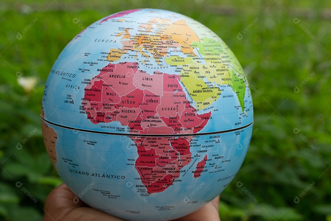Globo da terra na grama verde mostrando África dia da terra