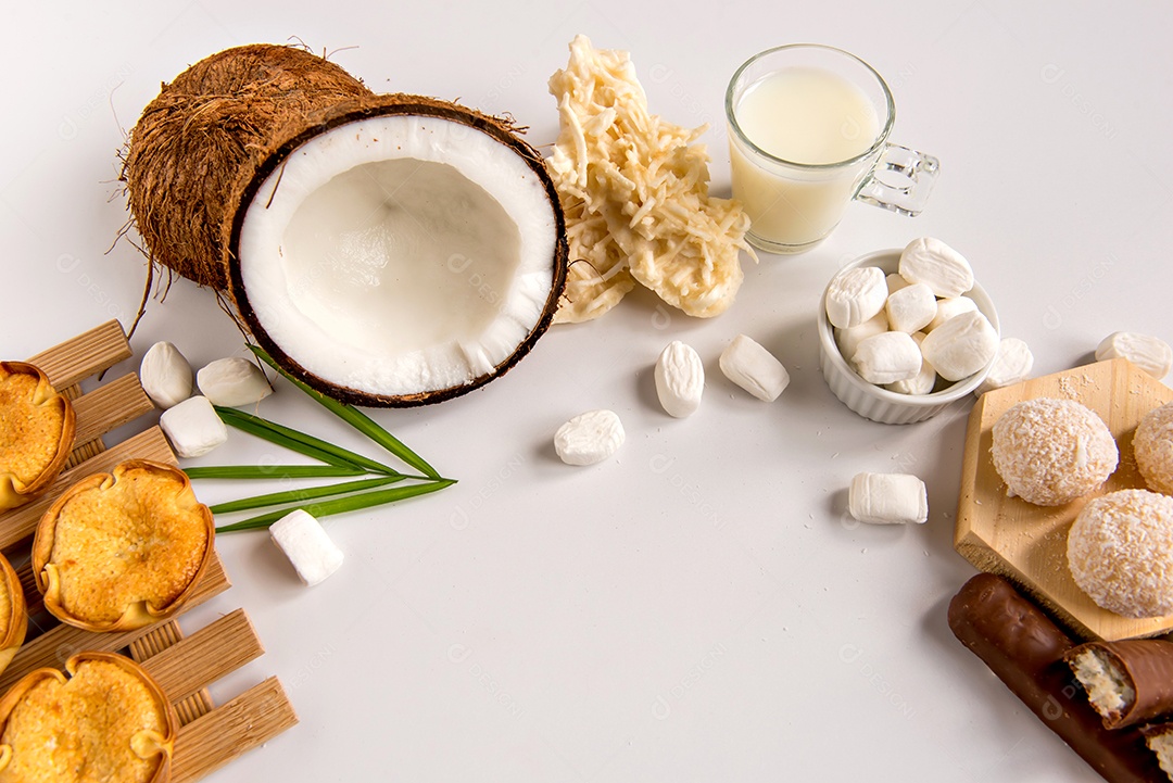 Doce de coco em fundo branco, cocada, coco ralado, beijinho de coco e coco de chocolate