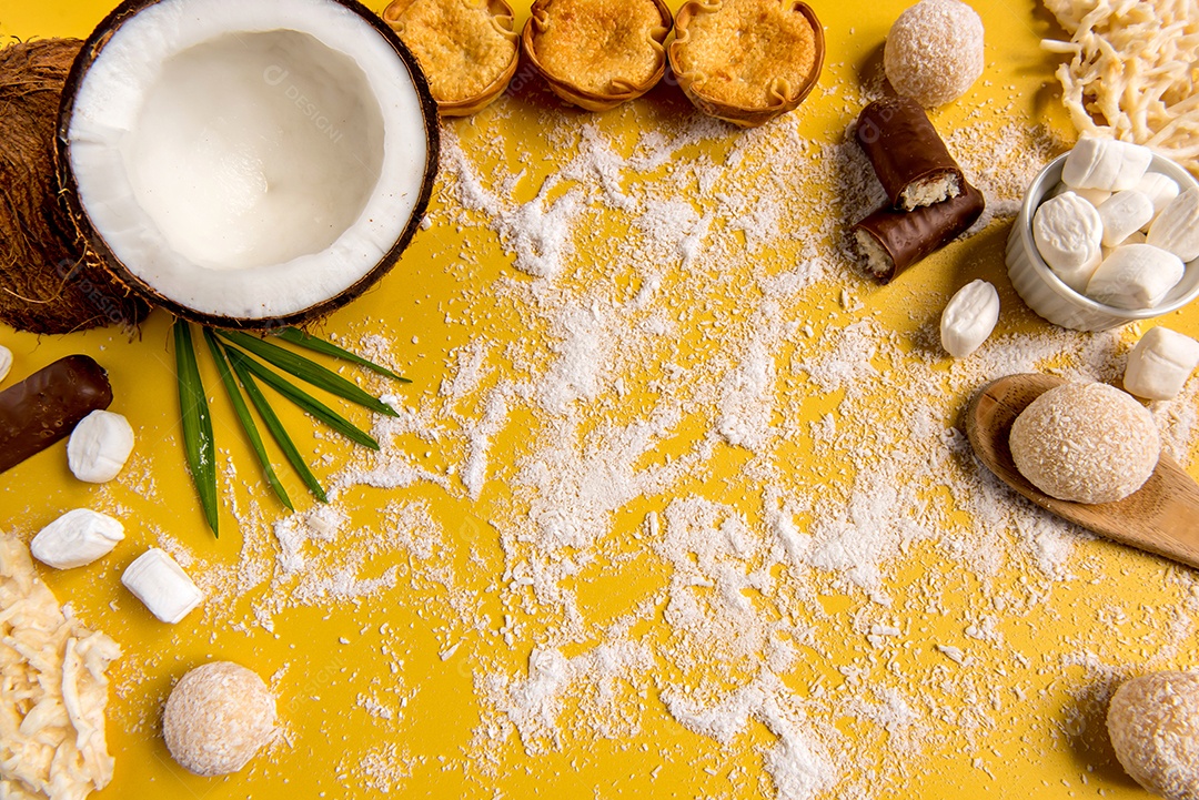 Delícias de coco em fundo amarelo, doce de coco, baijinho e cocada