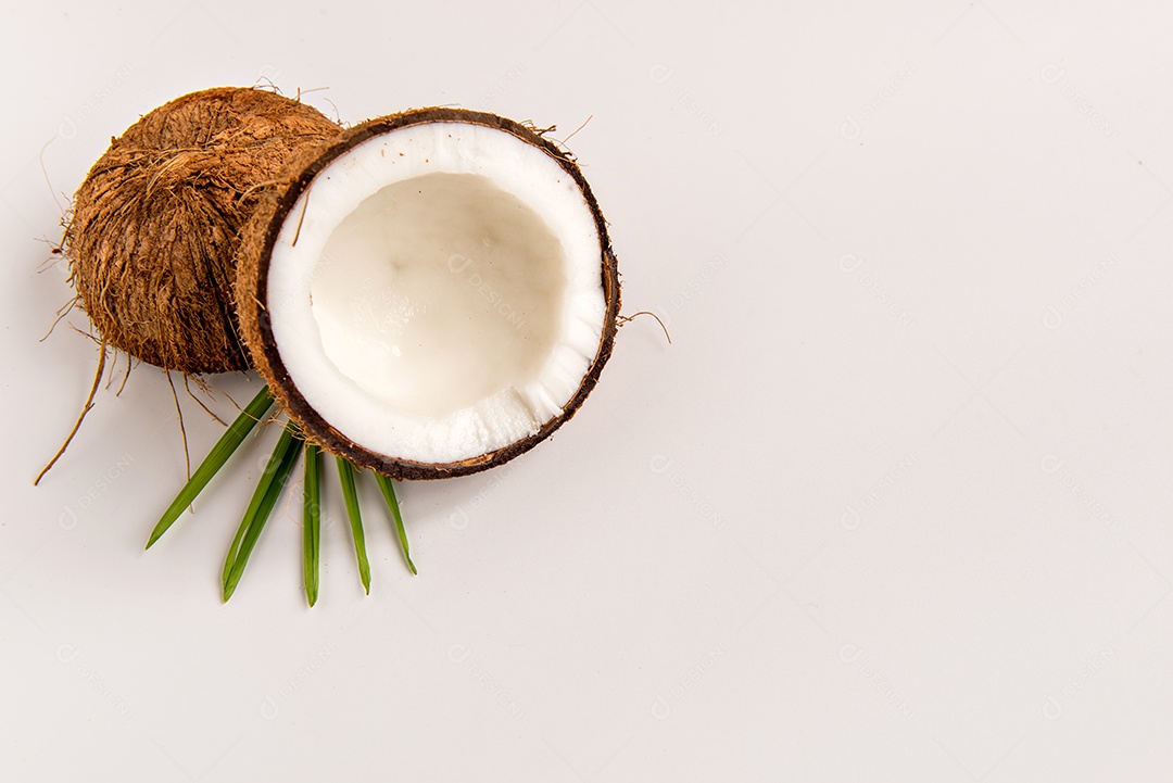 Coco na vista superior de fundo branco