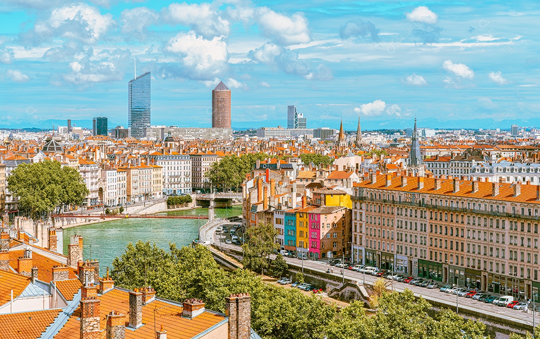 Skyline de Lyon, Rhone-Alpes, França - paisagem urbana de Vieux-Lyon em um dia ensolarado