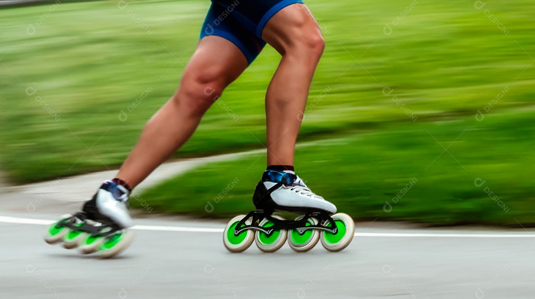 Homem em roupas esportivas patina em alta velocidade em patins inline ao ar livre