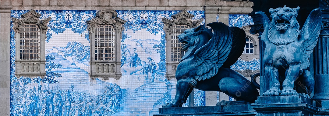 Azulejos típicos portugueses pintados em azul e branco com cenas do Monte Carmelo na parede da igreja do Carmo no centro histórico do Porto