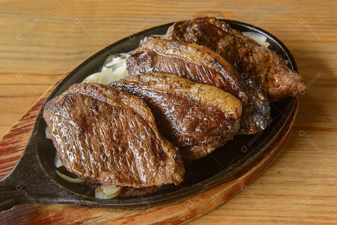 Picanha assada sobre uma mesa de madeira