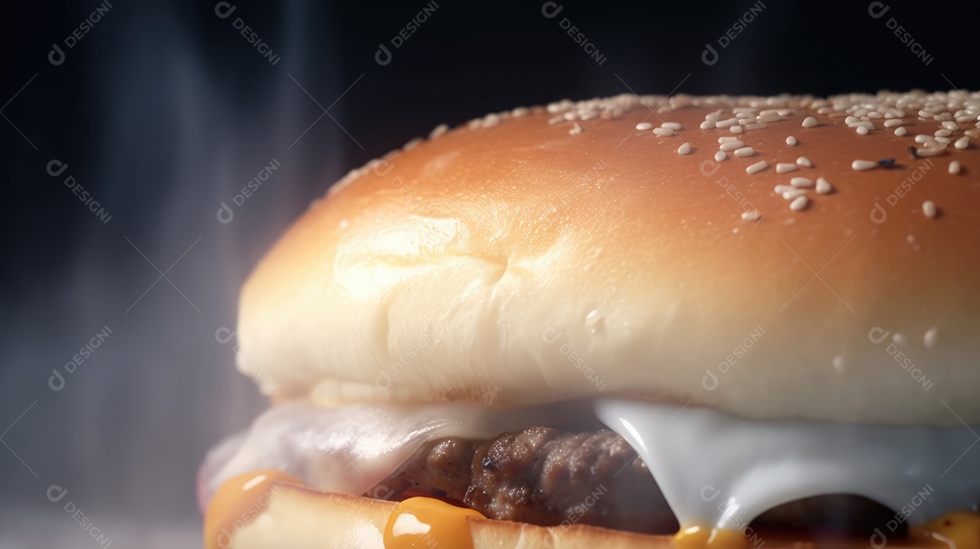 Cachorro-quente tradicional com salsicha, ketchup, mostarda e pão de leite, queijo ralado