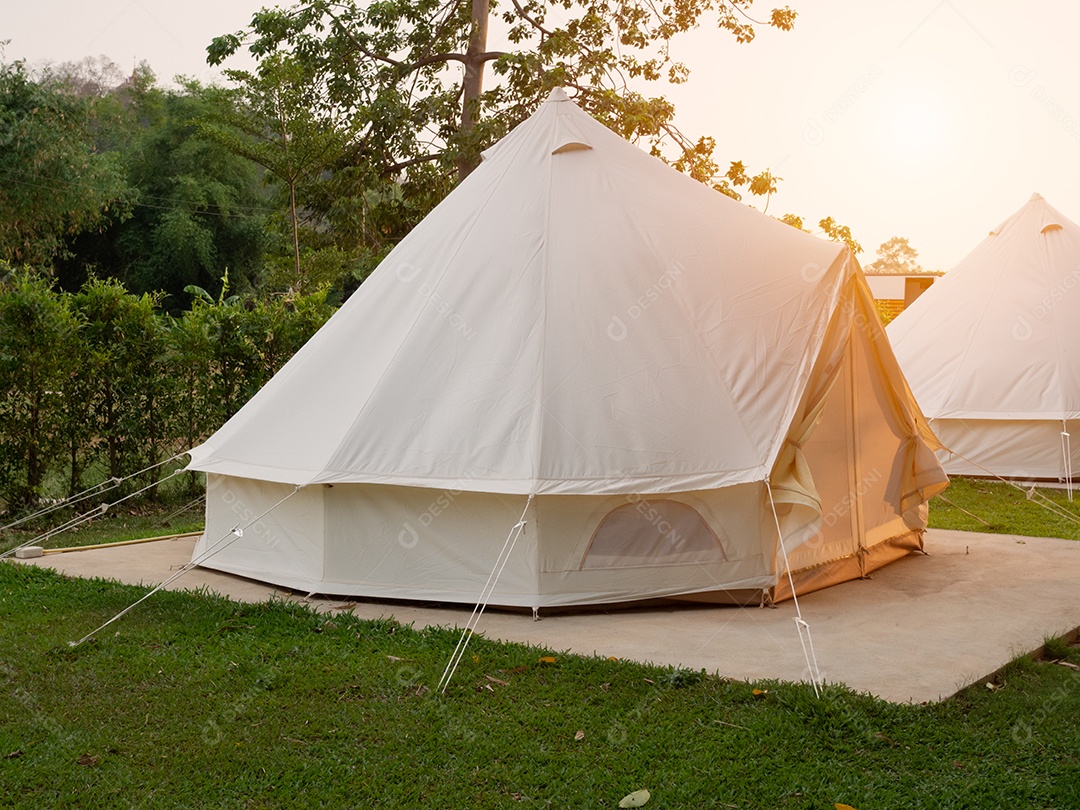 Acampamento de barraca de piquenique na floresta de caminhada ao ar livre.