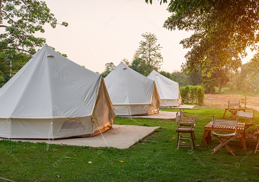 Acampamento de barraca de piquenique na floresta de caminhada ao ar livre.