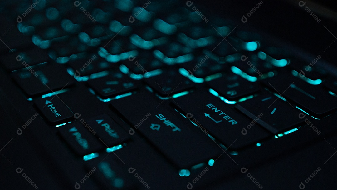 Um teclado de computador é um dispositivo de entrada que permite que uma pessoa insira letras