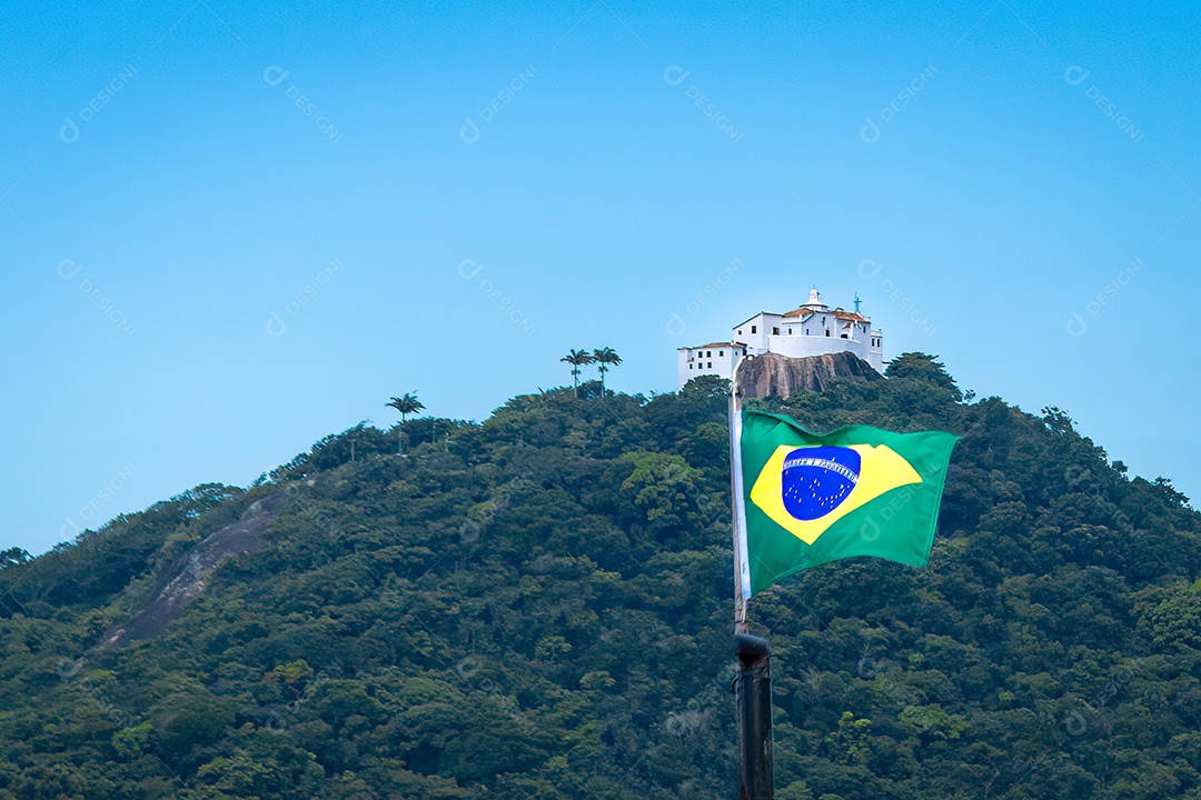 Convento da Penha ao fundo e bandeira do Brasil em primeiro plano.