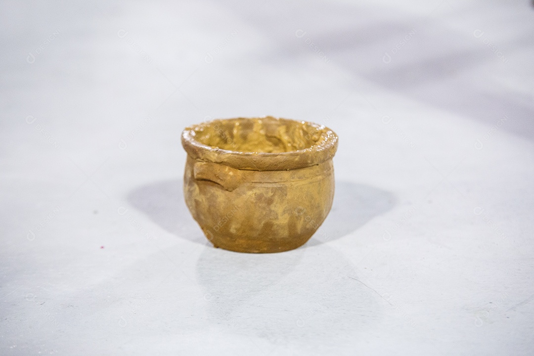 Prato de barro sobre piso branco durante evento no Rio de Janeiro, Brasil.