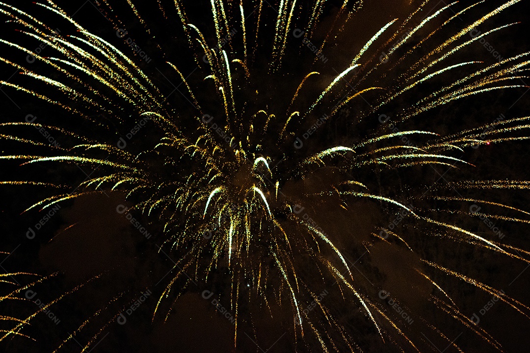 Fogos de artifício na véspera de Ano Novo no Rio de Janeiro, Brasil.
