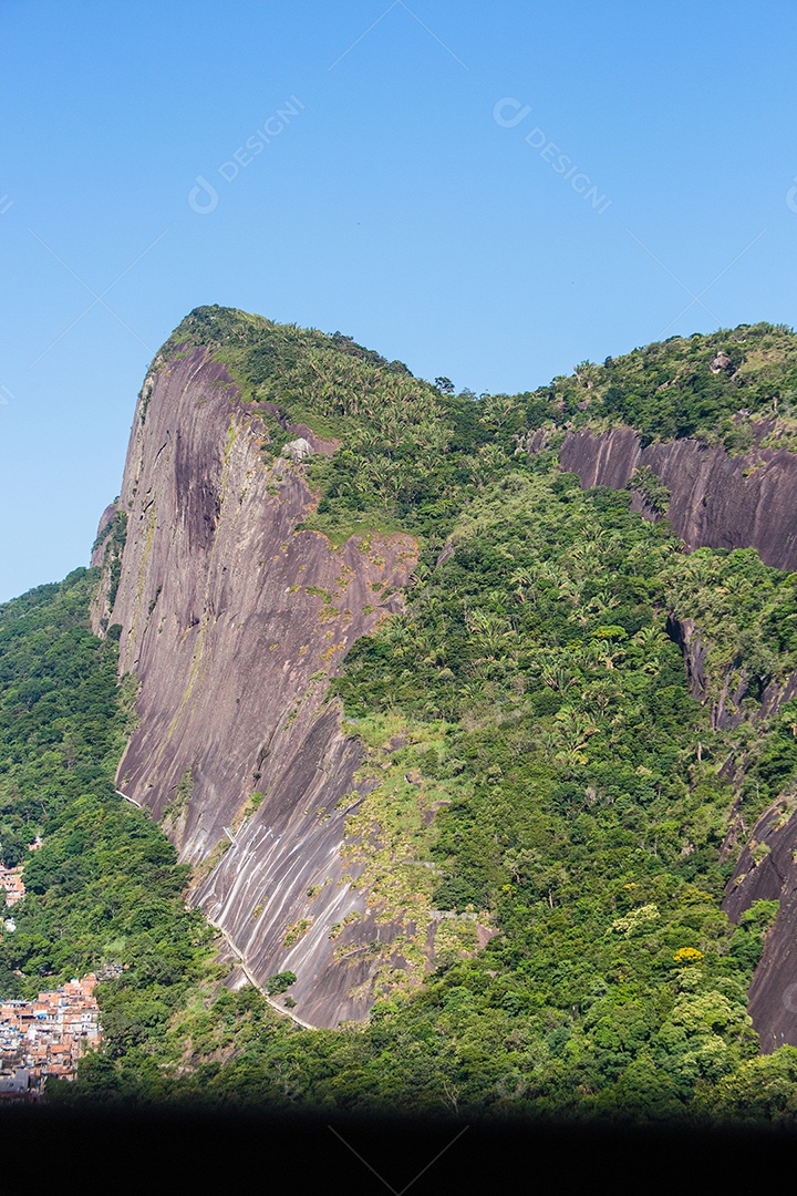 Dois Irmãos da Colina vistos do bairro de São Conrado, no Rio de Janeiro, Brasil.