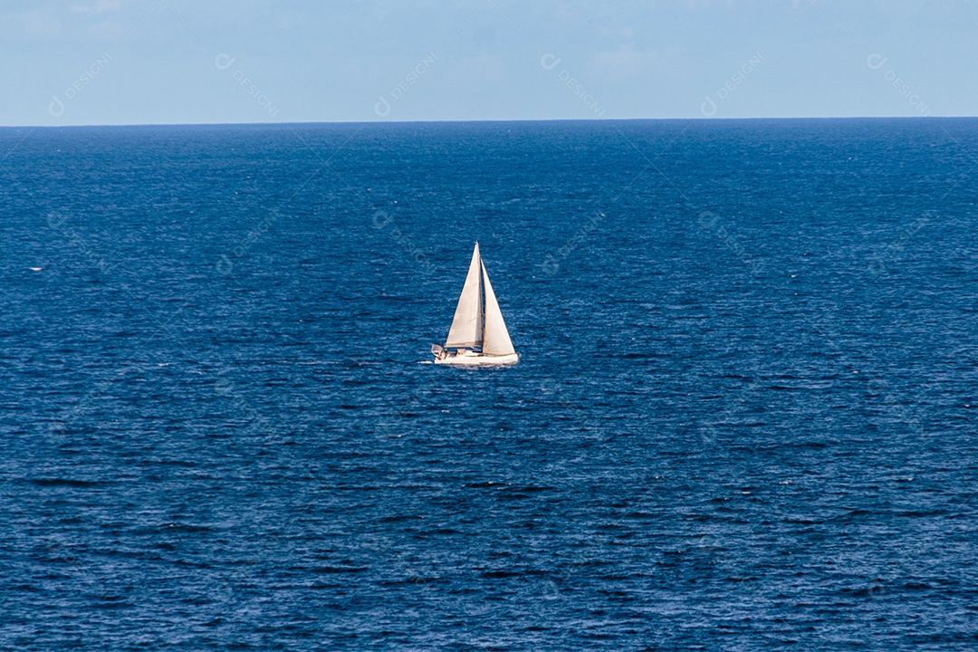 pequeno veleiro no mar azul da praia de copacabana, no Rio de Janeiro, Brasil.