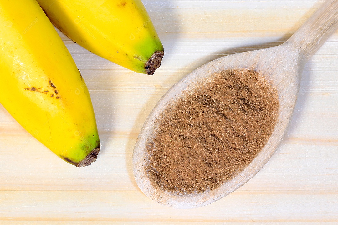 Bando de banana e canela em pó na tábua de madeira