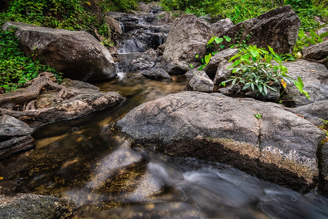 Belas cachoeiras no parque nacional klong lan da Tailândia