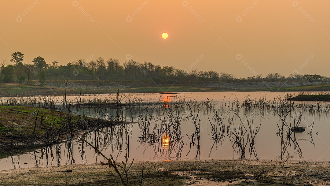 Paisagem do céu durante o nascer do sol crepuscular