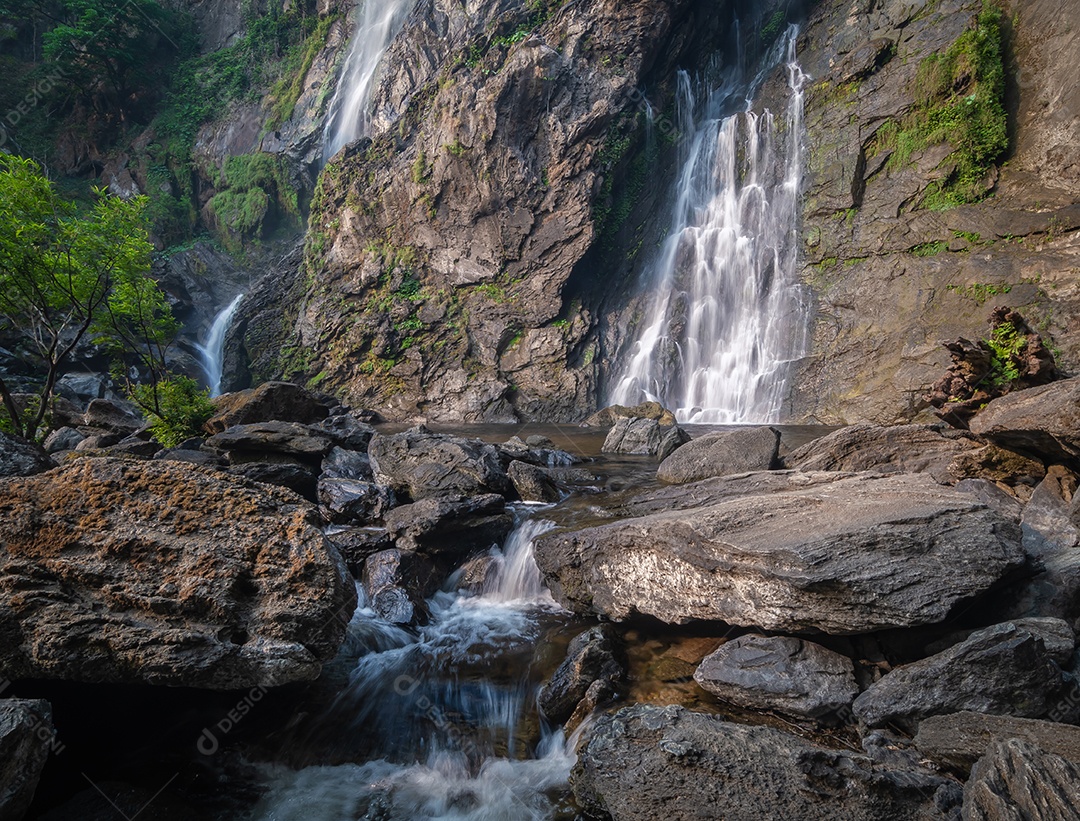 Belas cachoeiras no parque nacional klong lan da Tailândia