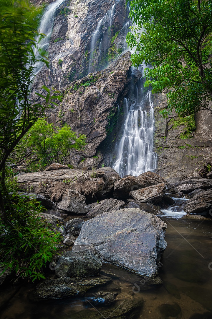 Belas cachoeiras no parque nacional klong lan da Tailândia