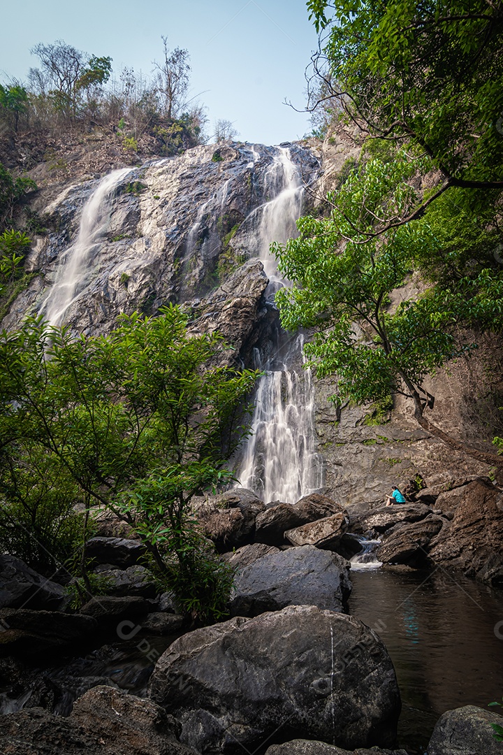 Belas cachoeiras no parque nacional klong lan da Tailândia
