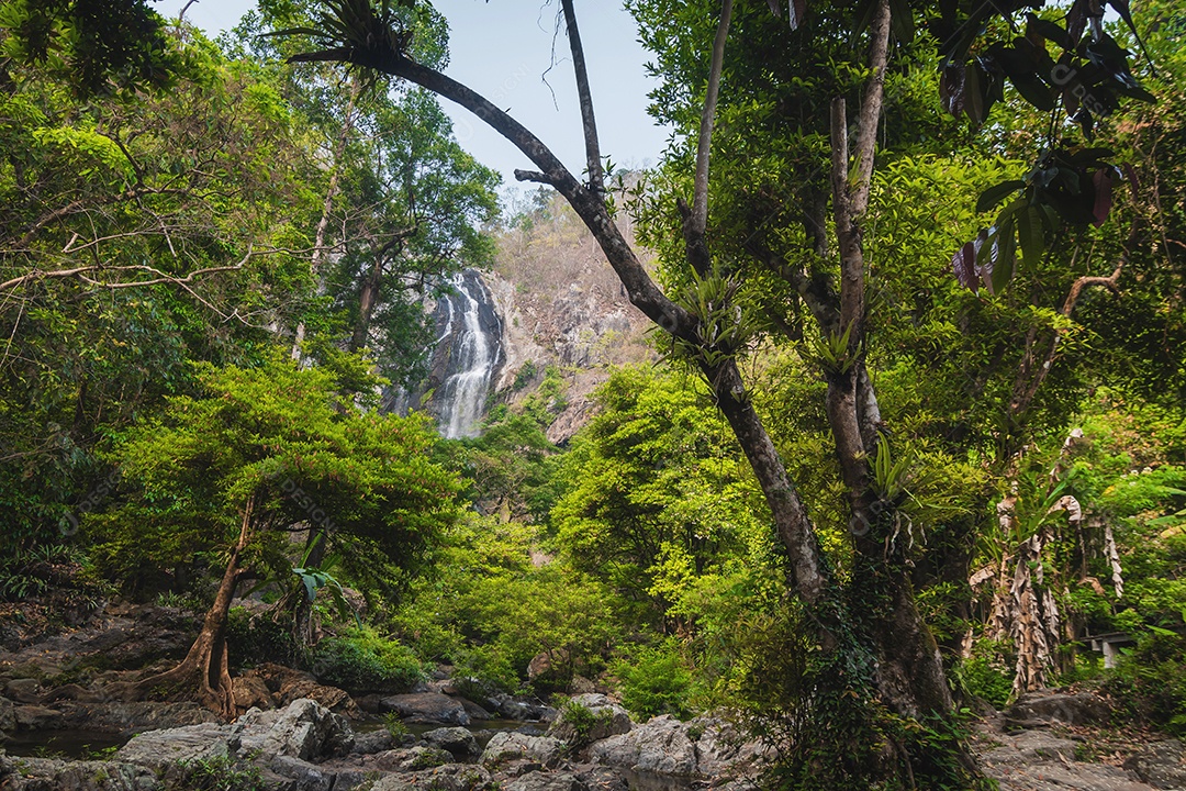 Belas cachoeiras no parque nacional klong lan da Tailândia