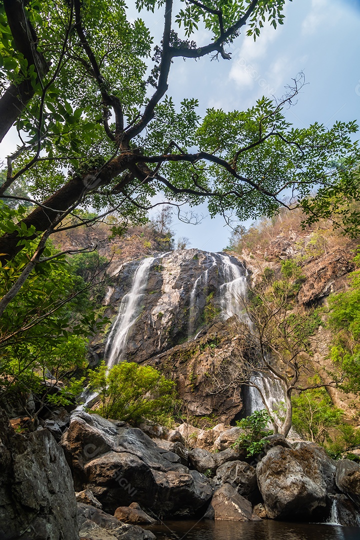 Belas cachoeiras no parque nacional klong lan da Tailândia