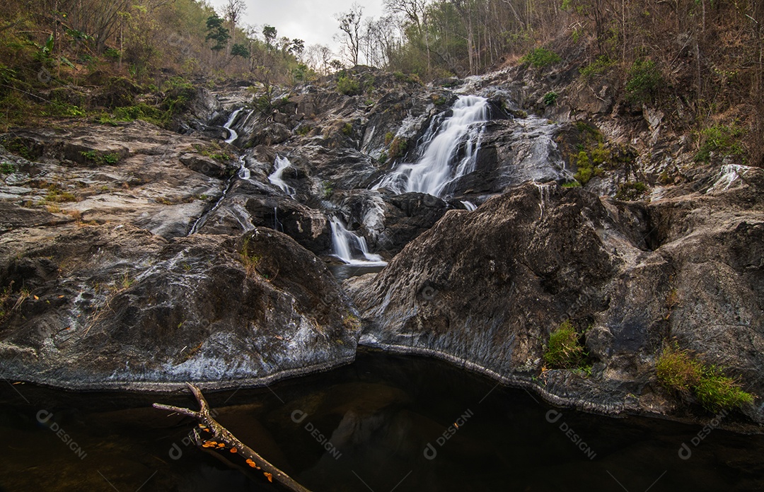 Belas cachoeiras no parque nacional klong lan da Tailândia