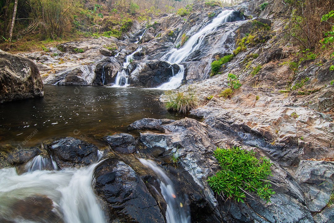 Belas cachoeiras no parque nacional klong lan da Tailândia