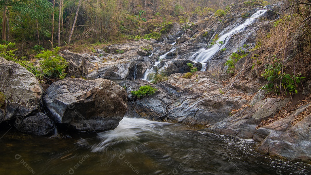 Belas cachoeiras no parque nacional klong lan da Tailândia