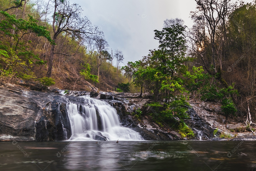 Belas cachoeiras no parque nacional klong lan da Tailândia