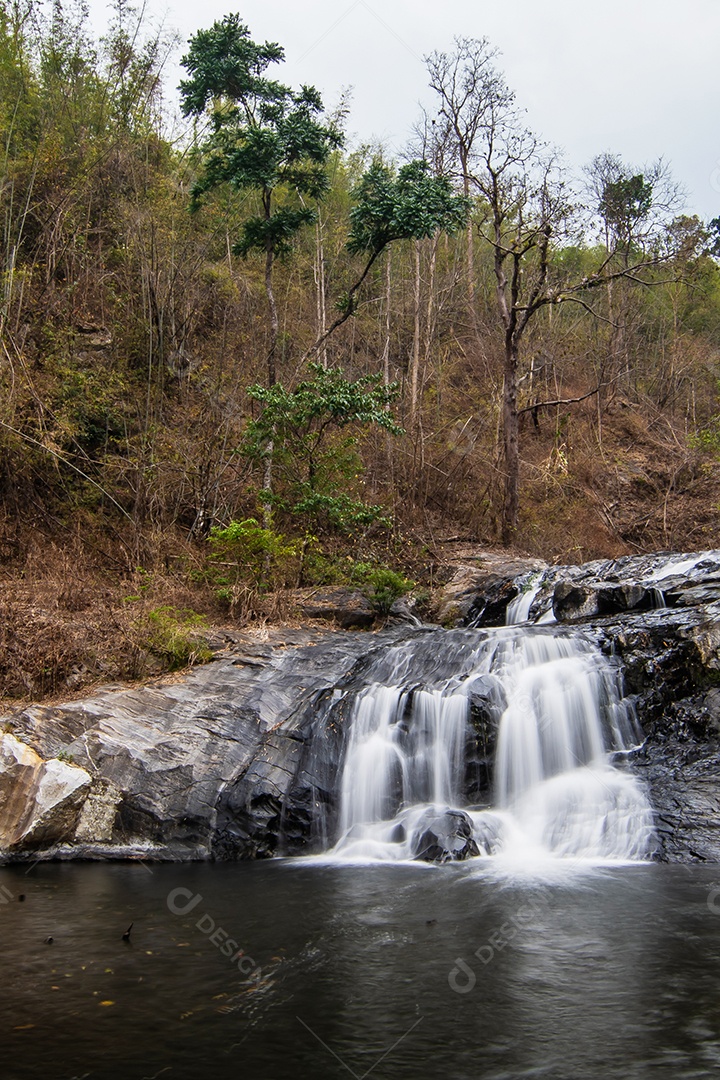 Belas cachoeiras no parque nacional klong lan da Tailândia