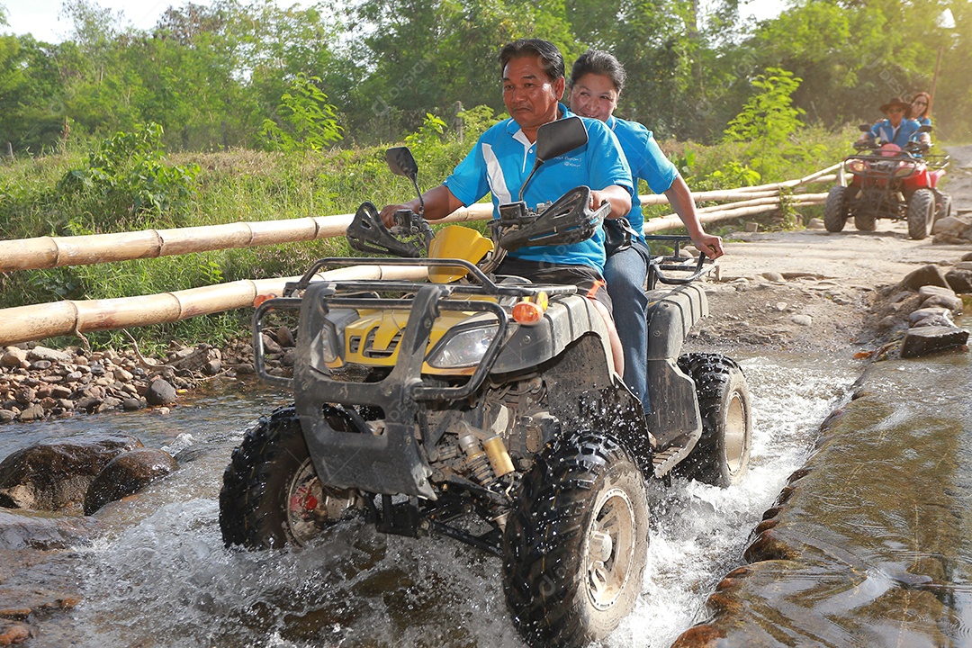 Turistas montando ATV para a natureza aventura na pista de terra