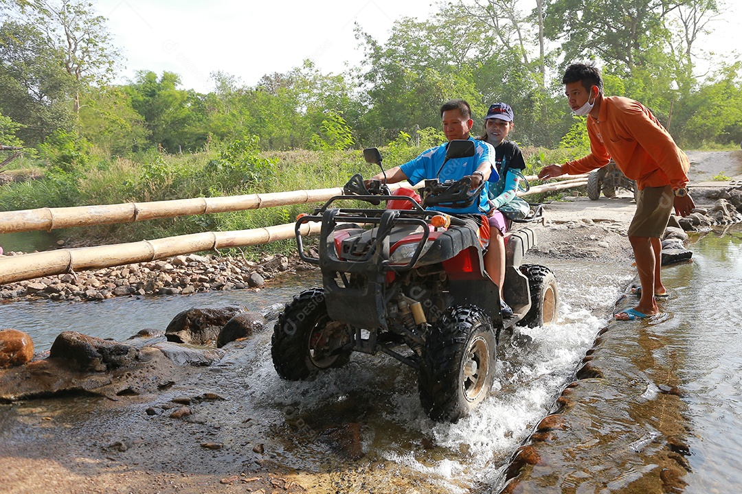 Turistas montando ATV para a natureza aventura na pista de terra