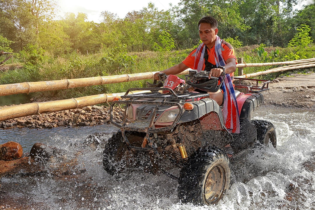 Turistas montando ATV para a natureza aventura na pista de terra