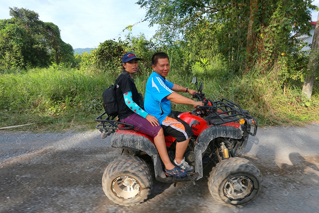 Turistas montando ATV para a natureza aventura na pista de terra