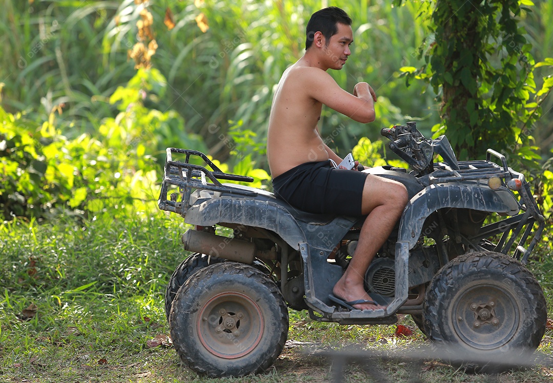 Turistas montando ATV para a natureza aventura na pista de terra