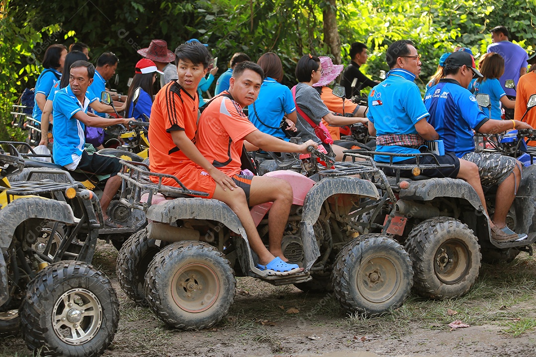 Turistas montando ATV para a natureza aventura na pista de terra