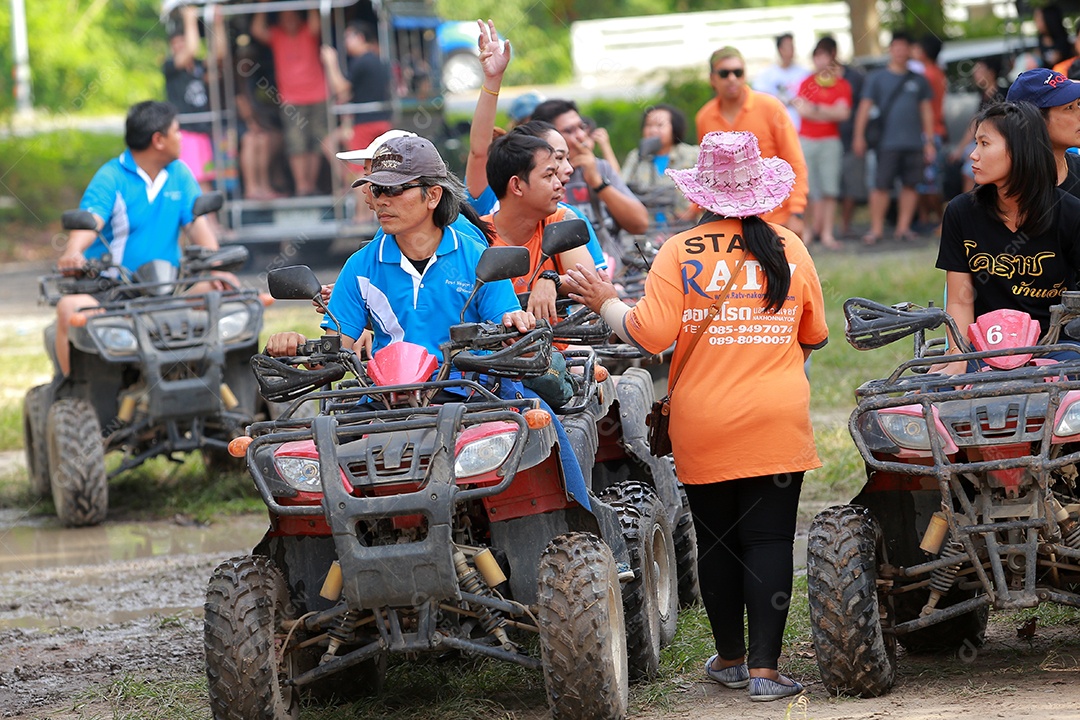 Turistas montando ATV para a natureza aventura na pista de terra