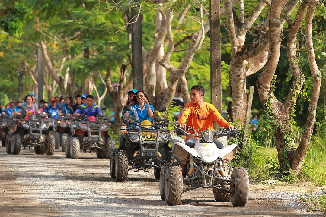 Turistas montando ATV para a natureza aventura na pista de terra