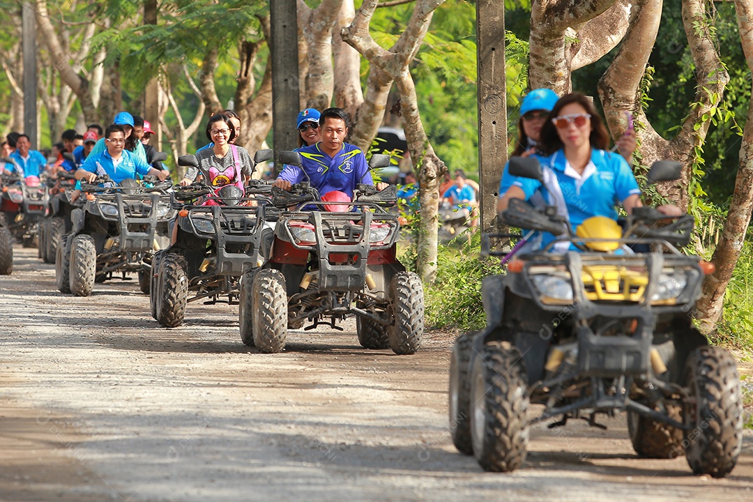 Turistas montando ATV para a natureza aventura na pista de terra