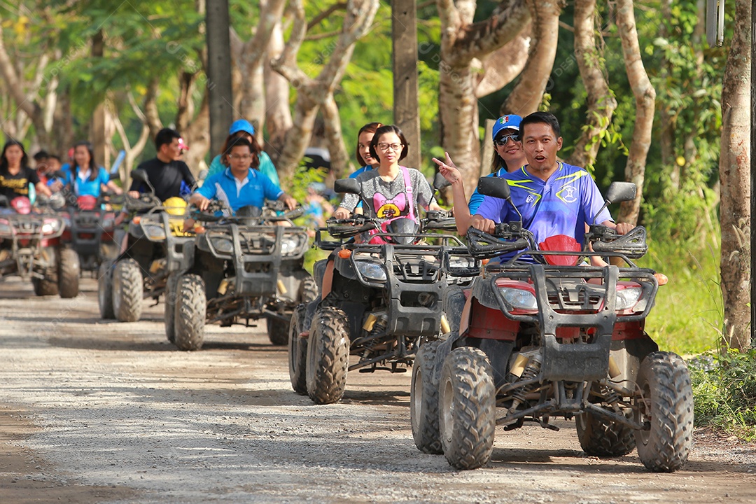 Turistas montando ATV para a natureza aventura na pista de terra