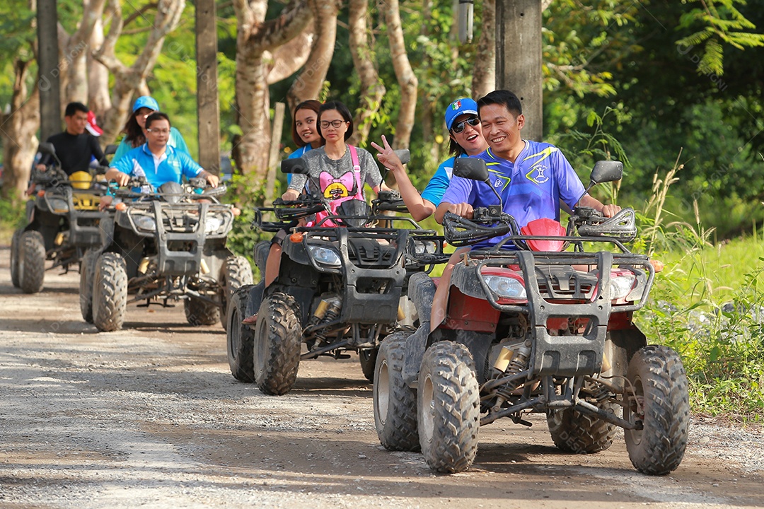 Turistas montando ATV para a natureza aventura na pista de terra