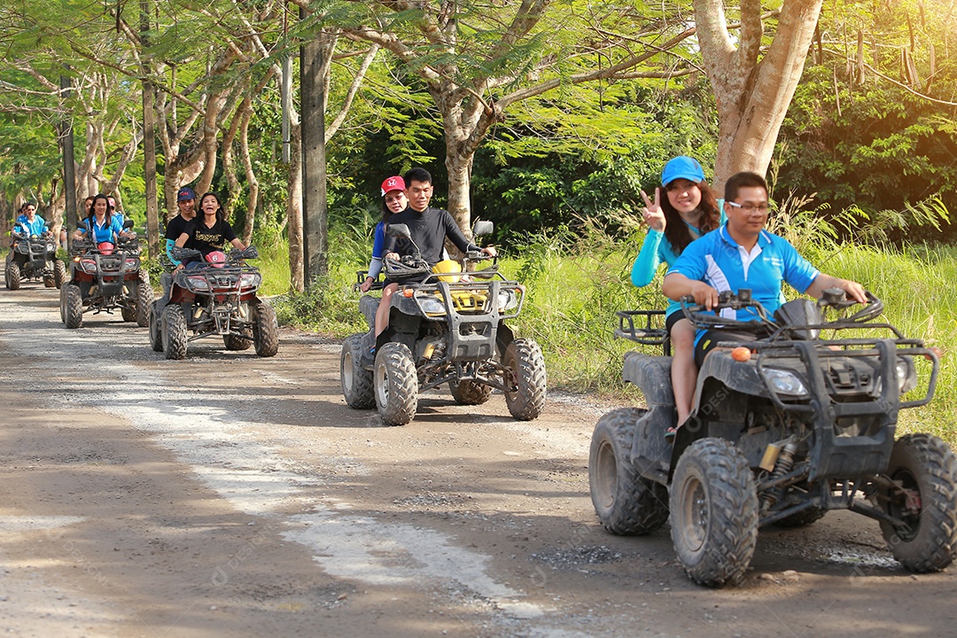 Turistas montando ATV para a natureza aventura na pista de terra