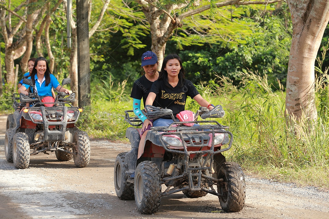 Turistas montando ATV para a natureza aventura na pista de terra
