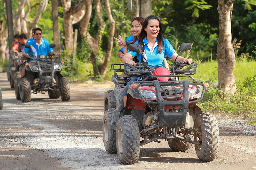Turistas montando ATV para a natureza aventura na pista de terra