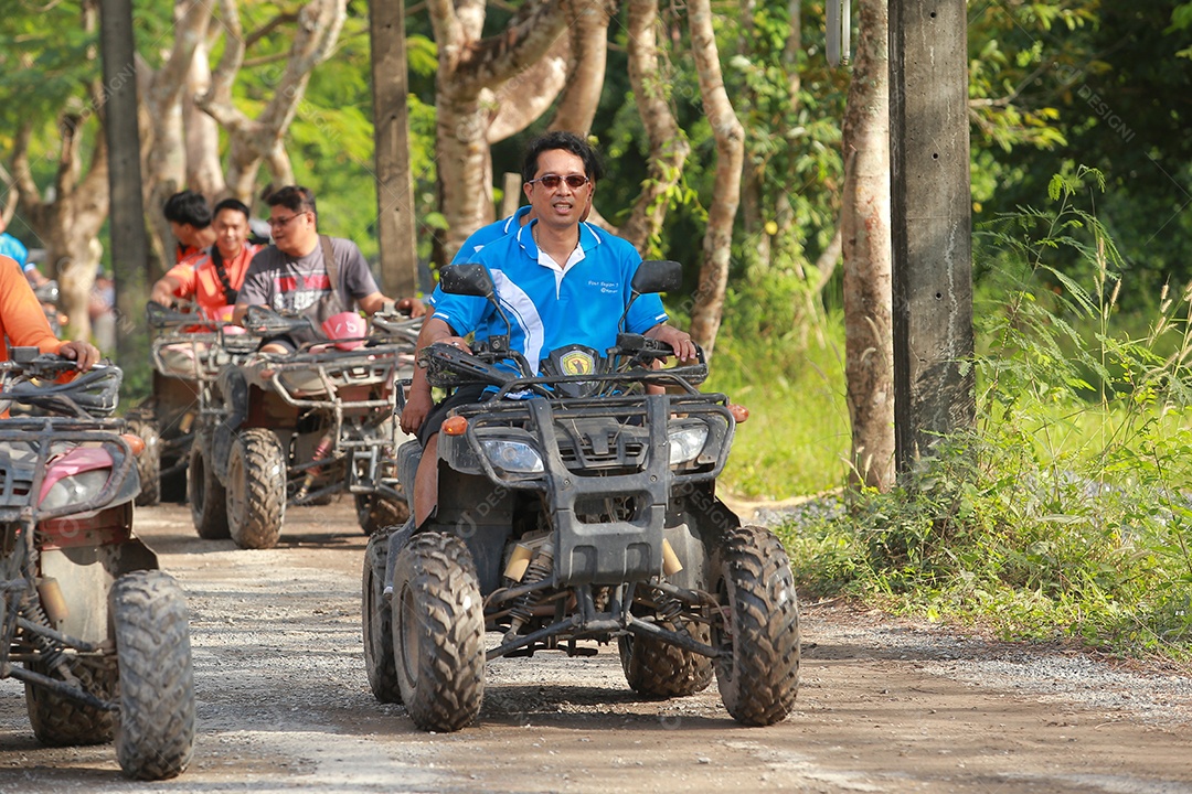 Turistas montando ATV para a natureza aventura na pista de terra