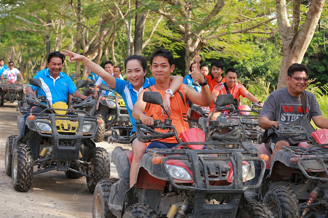 Turistas montando ATV para a natureza aventura na pista de terra